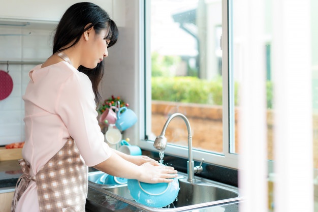 Làm sao để việc nhà không làm rạn nứt hôn nhân?