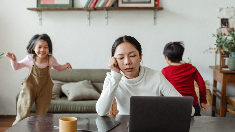 Kiệt quệ vì stress ở cha mẹ đơn thân: Cách nhận diện và đối phó