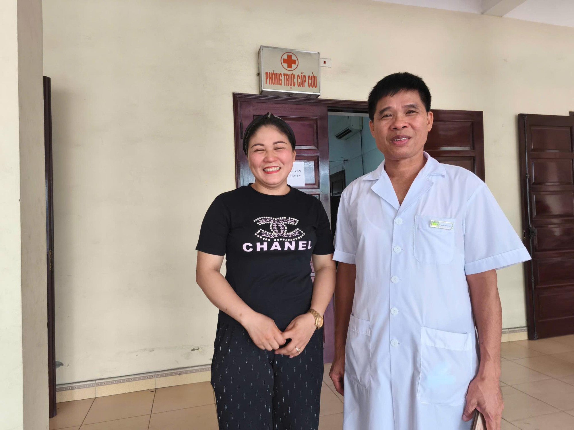 BSCKII Nguyễn Quang Bính và người lao động.